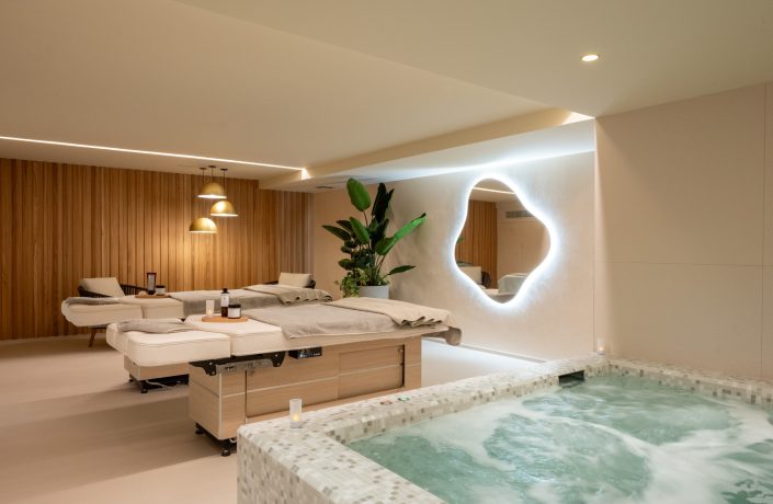 Modern spa with water basin and minimalist decoration in white stone - hôtel spa la rochelle